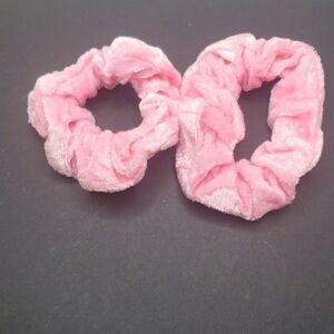 𝅺pink velvet scrunchies